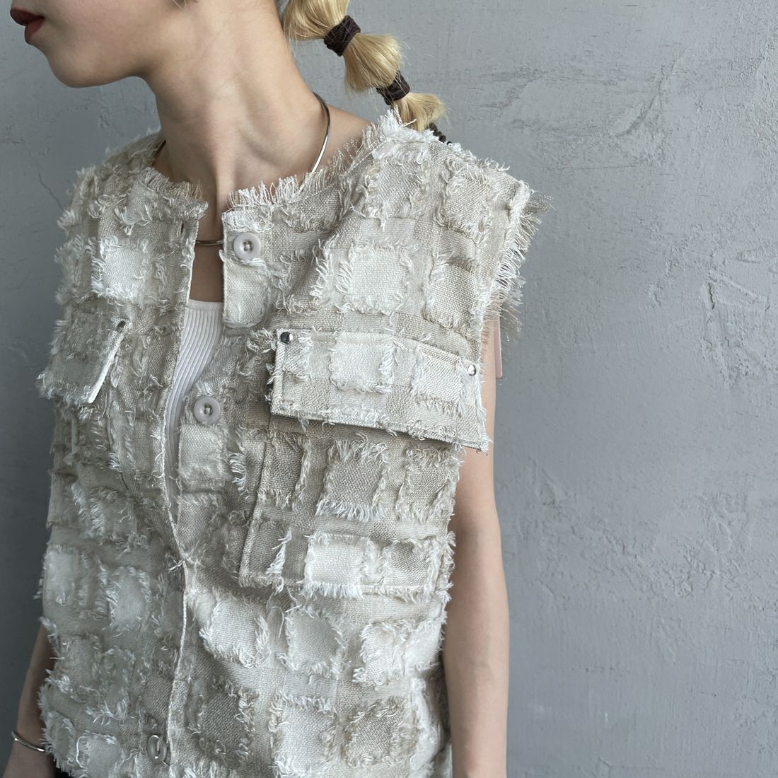 nenom [ネノム] ブロックフェザー ショートベスト [NE25112012] 22 BEIGE &&モデル身長：150cm 着用サイズ：F&&