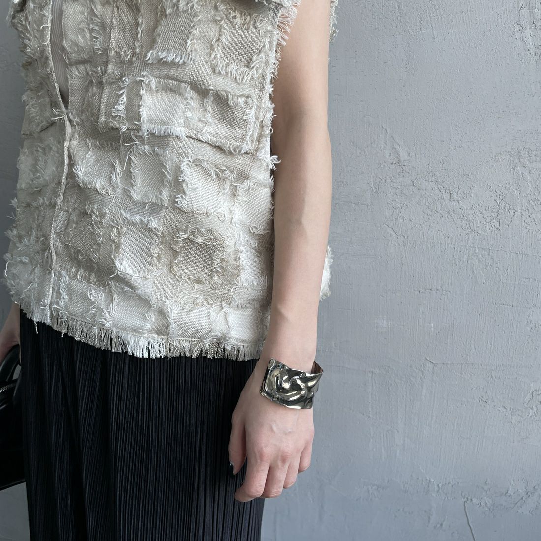 nenom [ネノム] ブロックフェザー ショートベスト [NE25112012] 22 BEIGE &&モデル身長：150cm 着用サイズ：F&&