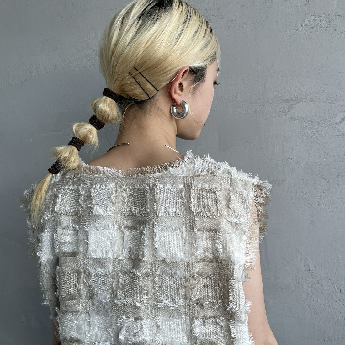 nenom [ネノム] ブロックフェザー ショートベスト [NE25112012] 22 BEIGE &&モデル身長：150cm 着用サイズ：F&&