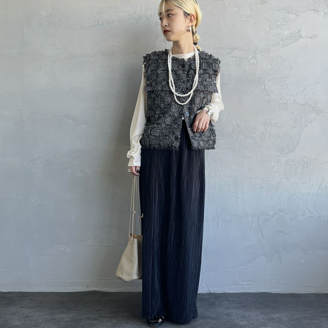 nenom [ネノム] ブロックフェザー ショートベスト [NE25112012] 08 CHARCOA &&モデル身長：150cm 着用サイズ：F&&