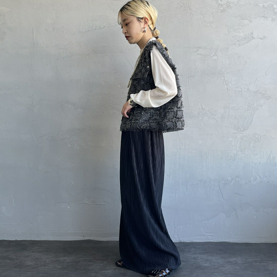 nenom [ネノム] ブロックフェザー ショートベスト [NE25112012] 08 CHARCOA &&モデル身長：150cm 着用サイズ：F&&