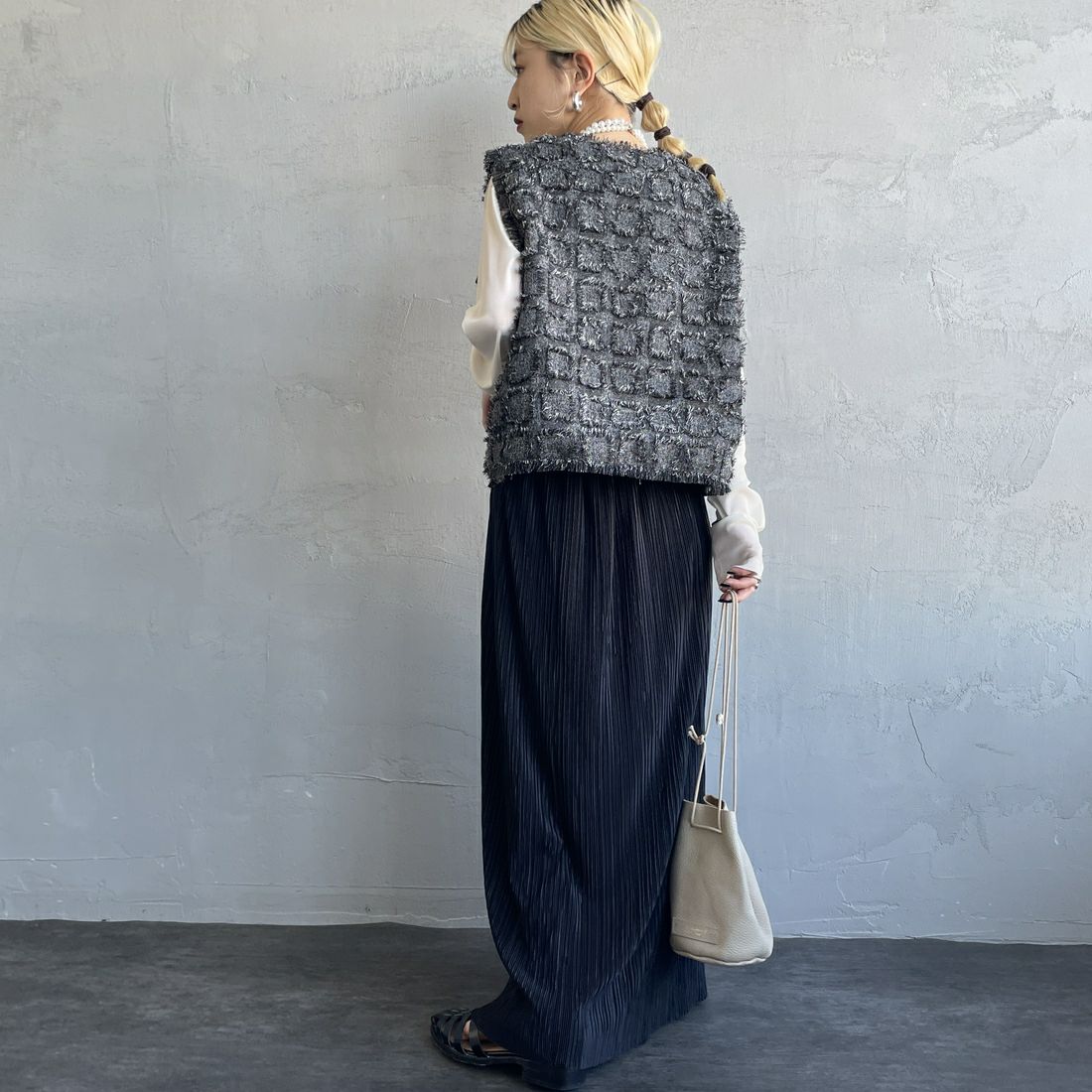 nenom [ネノム] ブロックフェザー ショートベスト [NE25112012] 08 CHARCOA &&モデル身長：150cm 着用サイズ：F&&