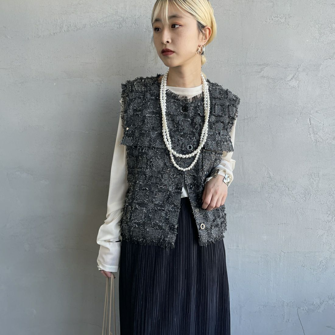 nenom [ネノム] ブロックフェザー ショートベスト [NE25112012] 08 CHARCOA &&モデル身長：150cm 着用サイズ：F&&