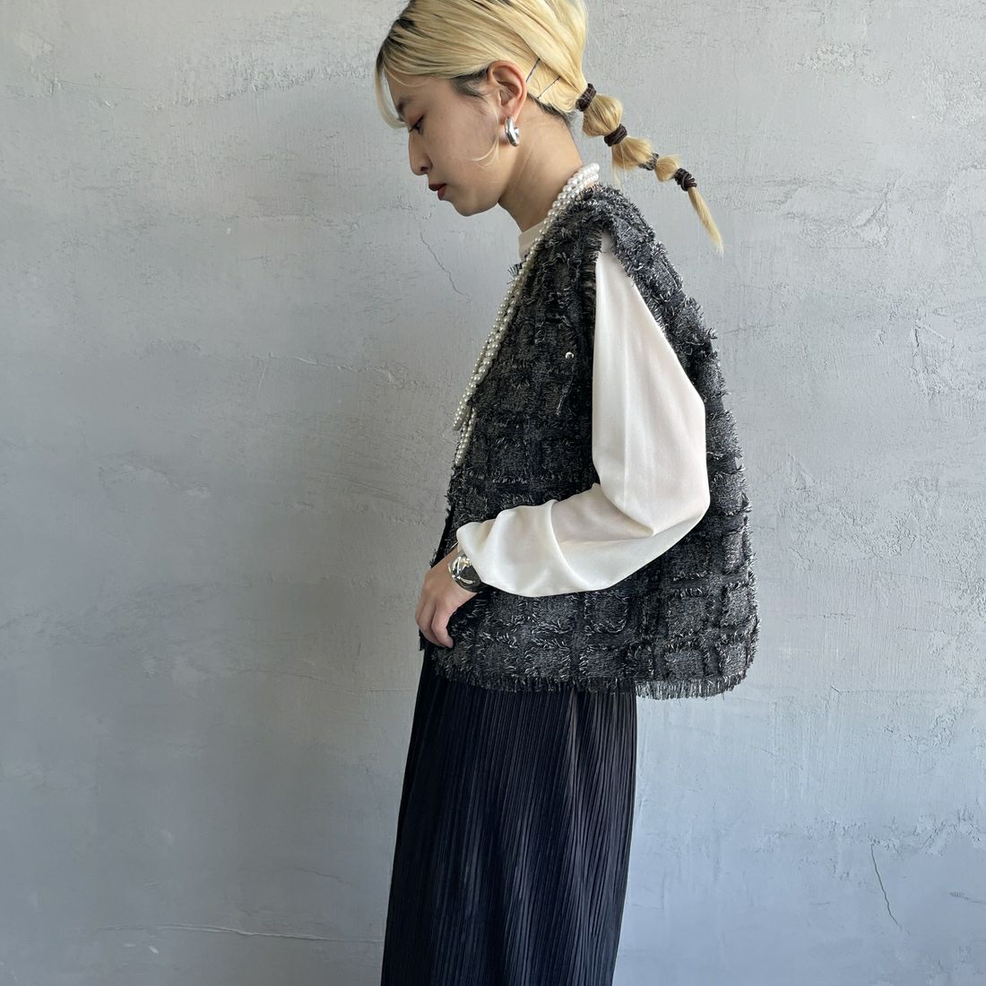 nenom [ネノム] ブロックフェザー ショートベスト [NE25112012] 08 CHARCOA &&モデル身長：150cm 着用サイズ：F&&