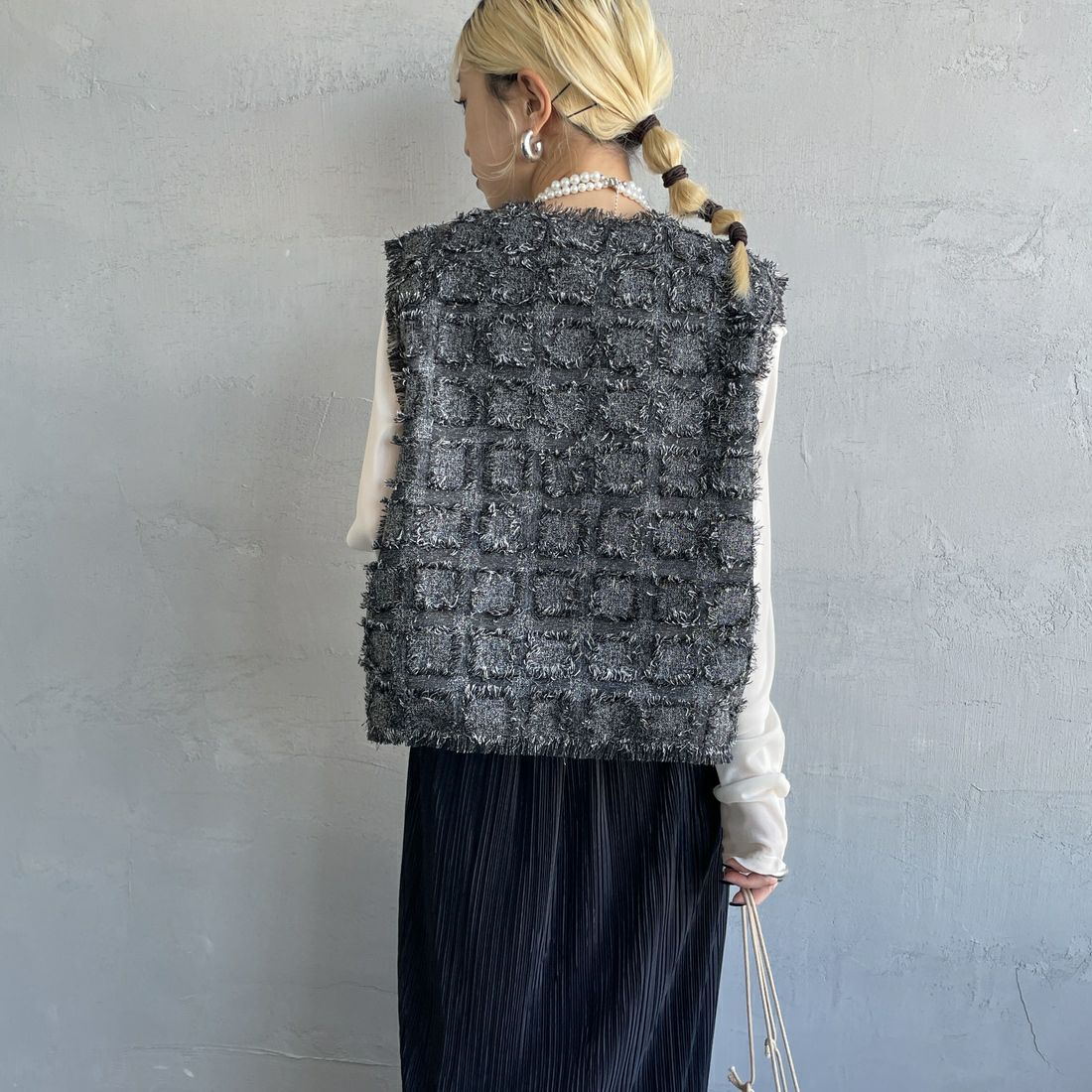 nenom [ネノム] ブロックフェザー ショートベスト [NE25112012] 08 CHARCOA &&モデル身長：150cm 着用サイズ：F&&