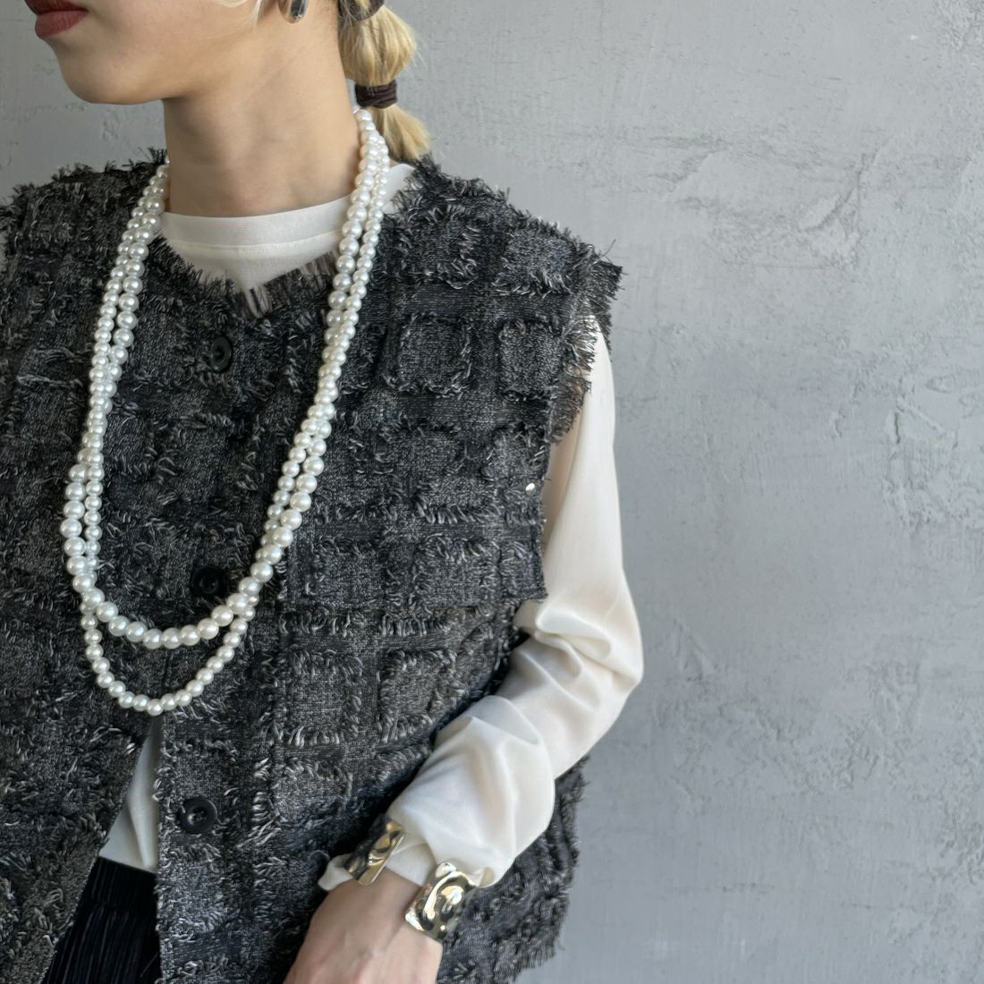 nenom [ネノム] ブロックフェザー ショートベスト [NE25112012] 08 CHARCOA &&モデル身長：150cm 着用サイズ：F&&