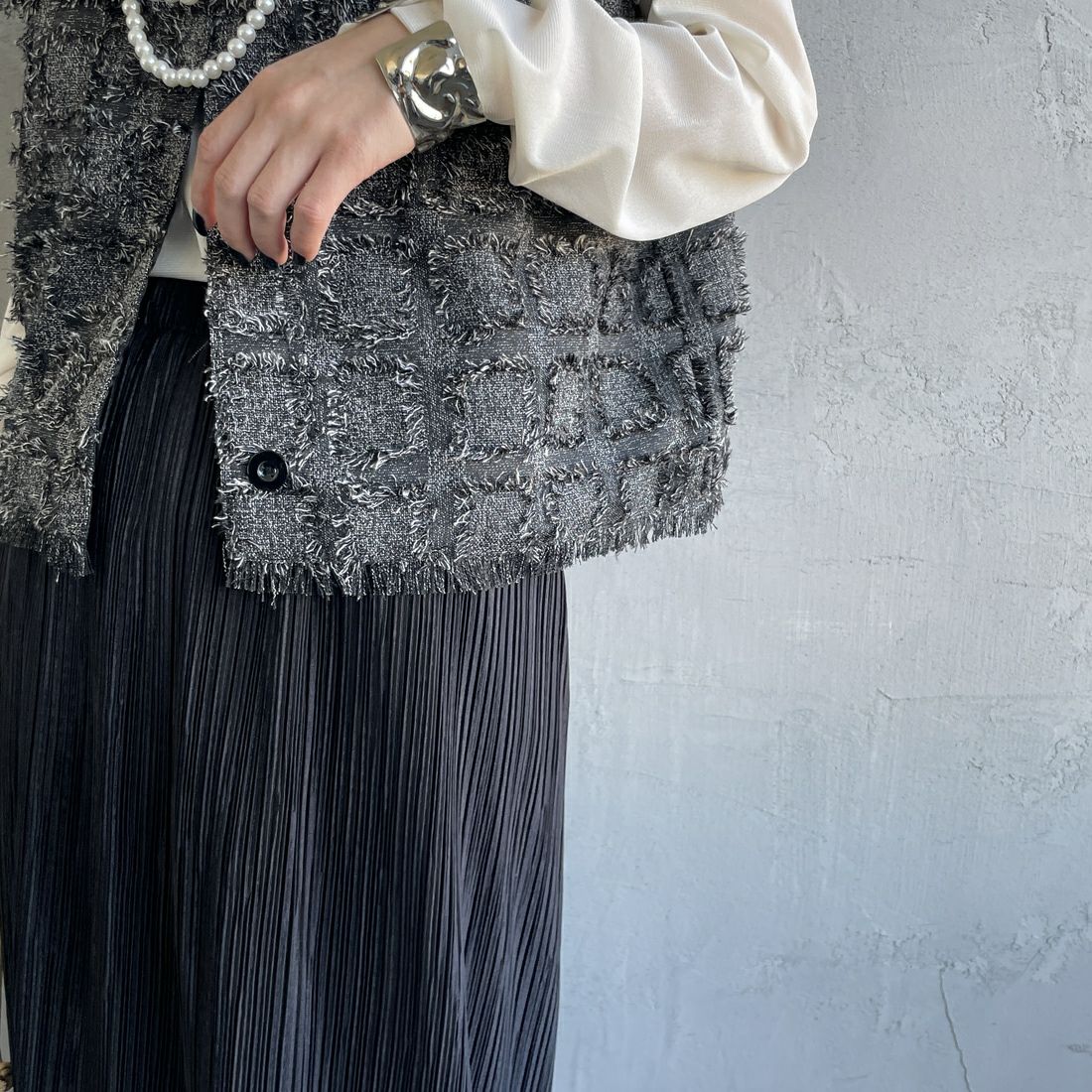 nenom [ネノム] ブロックフェザー ショートベスト [NE25112012] 08 CHARCOA &&モデル身長：150cm 着用サイズ：F&&