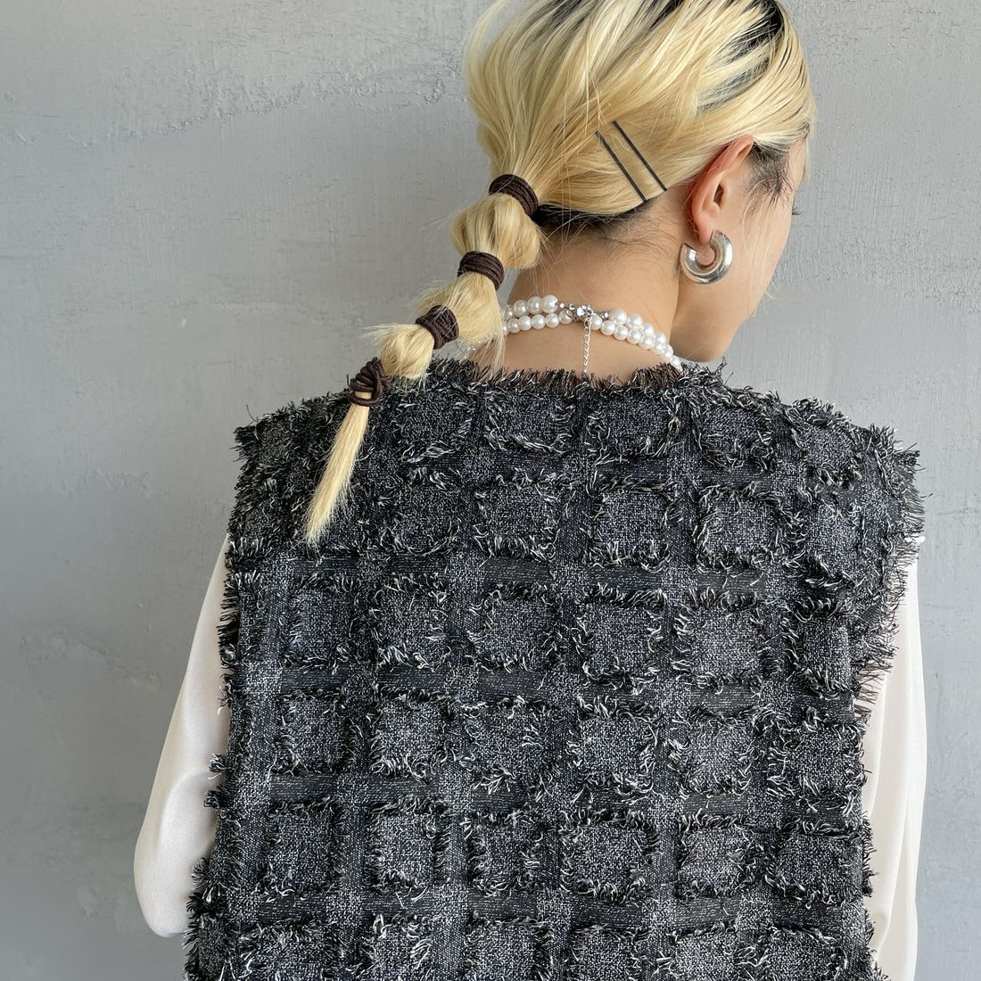 nenom [ネノム] ブロックフェザー ショートベスト [NE25112012] 08 CHARCOA &&モデル身長：150cm 着用サイズ：F&&