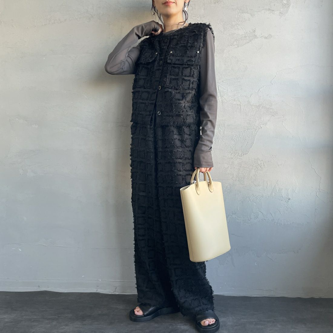 nenom [ネノム] ブロックフェザー ショートベスト [NE25112012] 09 BLACK &&モデル身長：160cm 着用サイズ：F&&