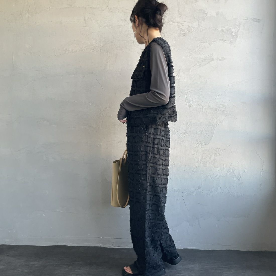 nenom [ネノム] ブロックフェザー ショートベスト [NE25112012] 09 BLACK &&モデル身長：160cm 着用サイズ：F&&