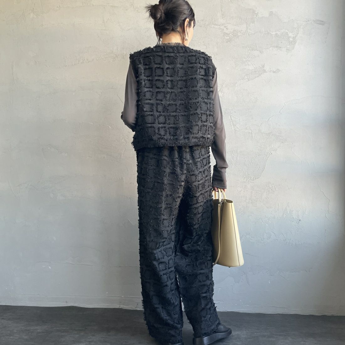 nenom [ネノム] ブロックフェザー ショートベスト [NE25112012] 09 BLACK &&モデル身長：160cm 着用サイズ：F&&