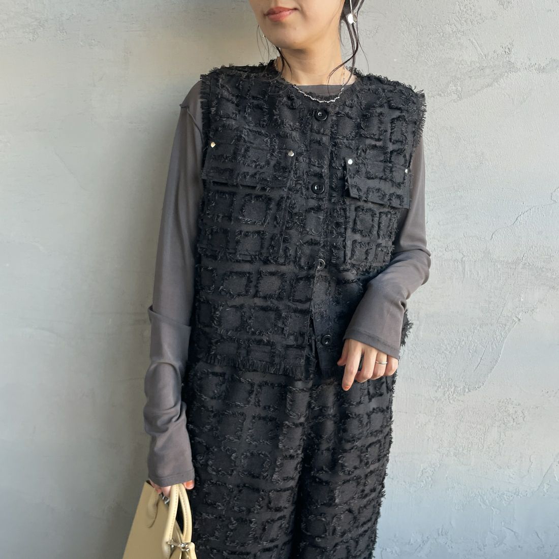 nenom [ネノム] ブロックフェザー ショートベスト [NE25112012] 09 BLACK &&モデル身長：160cm 着用サイズ：F&&