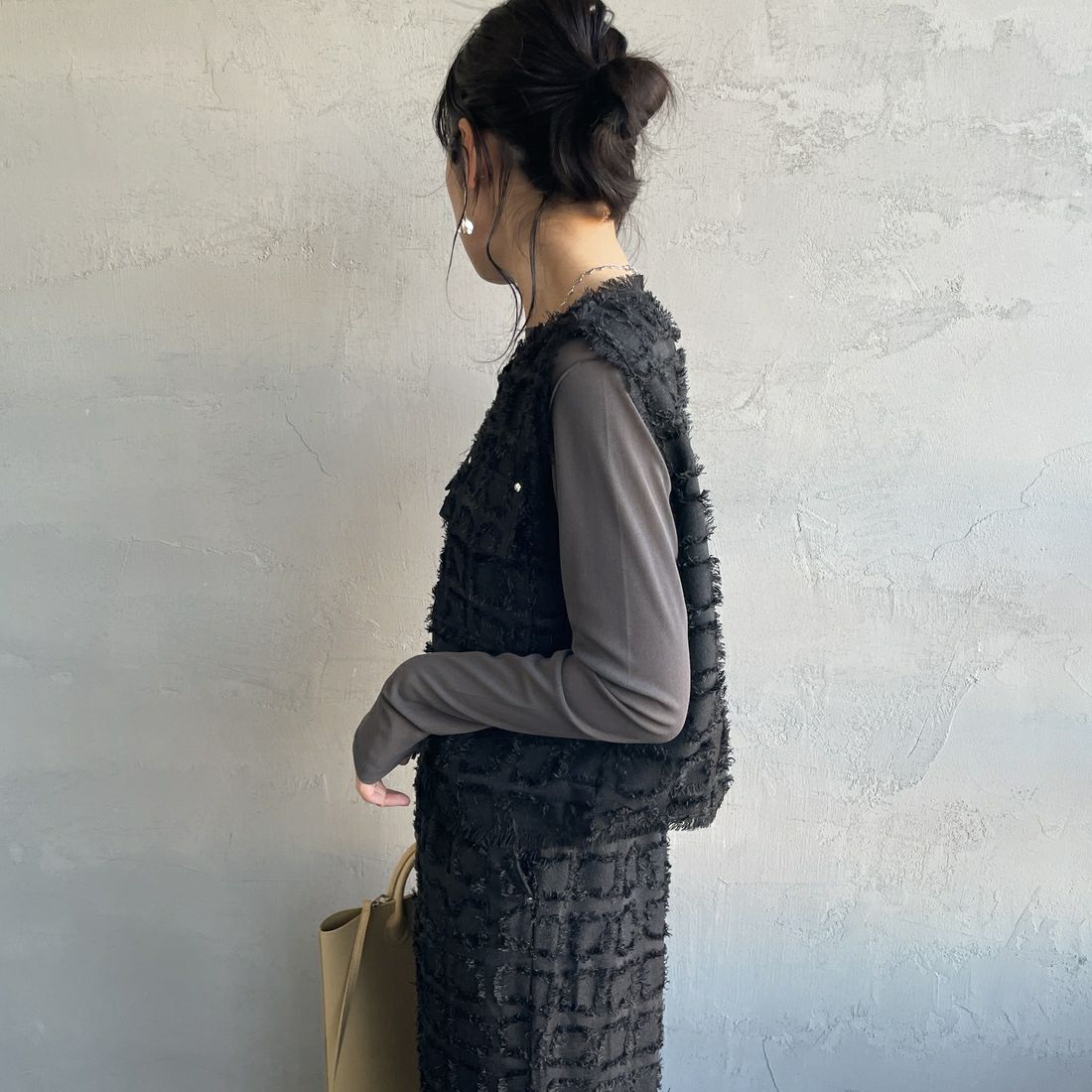 nenom [ネノム] ブロックフェザー ショートベスト [NE25112012] 09 BLACK &&モデル身長：160cm 着用サイズ：F&&