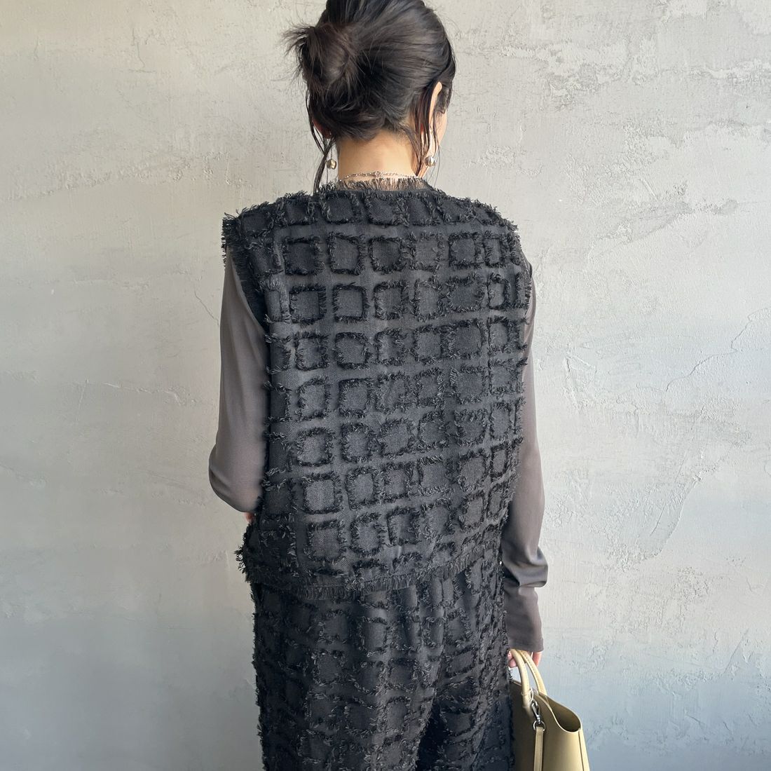 nenom [ネノム] ブロックフェザー ショートベスト [NE25112012] 09 BLACK &&モデル身長：160cm 着用サイズ：F&&