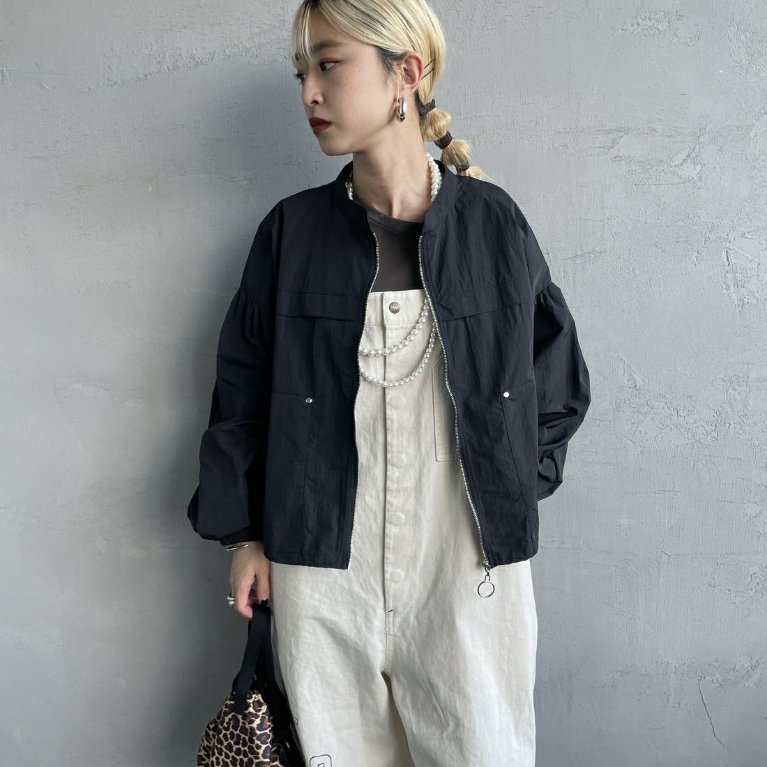 nenom [ネノム] バルーンスリーブ ドローコード付きブルゾン [NE25112005] 09 BLACK &&モデル身長：150cm 着用サイズ：F&&