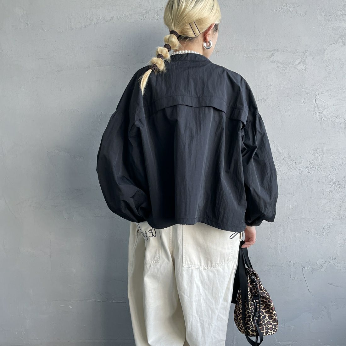 nenom [ネノム] バルーンスリーブ ドローコード付きブルゾン [NE25112005] 09 BLACK &&モデル身長：150cm 着用サイズ：F&&