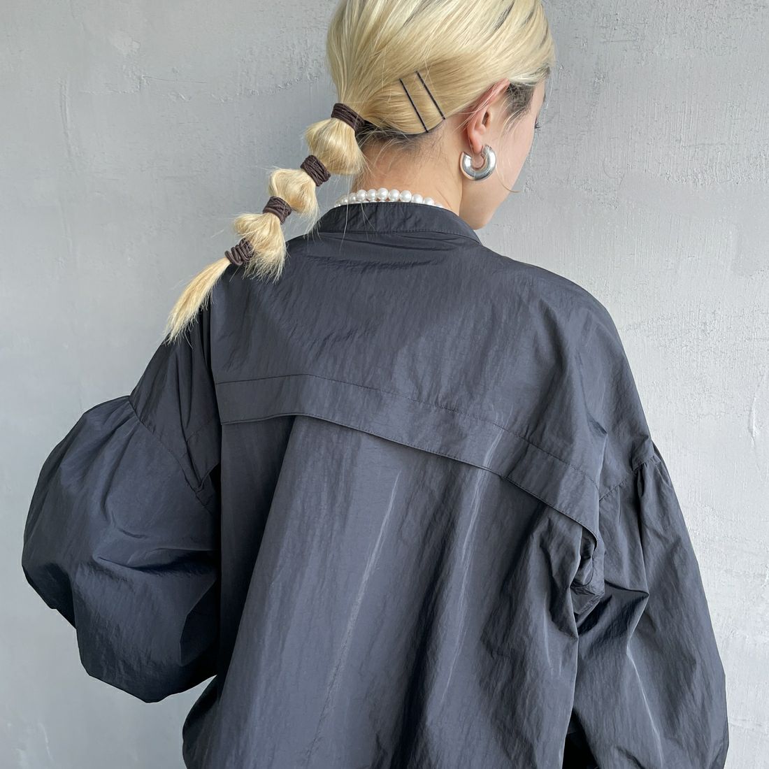 nenom [ネノム] バルーンスリーブ ドローコード付きブルゾン [NE25112005] 09 BLACK &&モデル身長：150cm 着用サイズ：F&&
