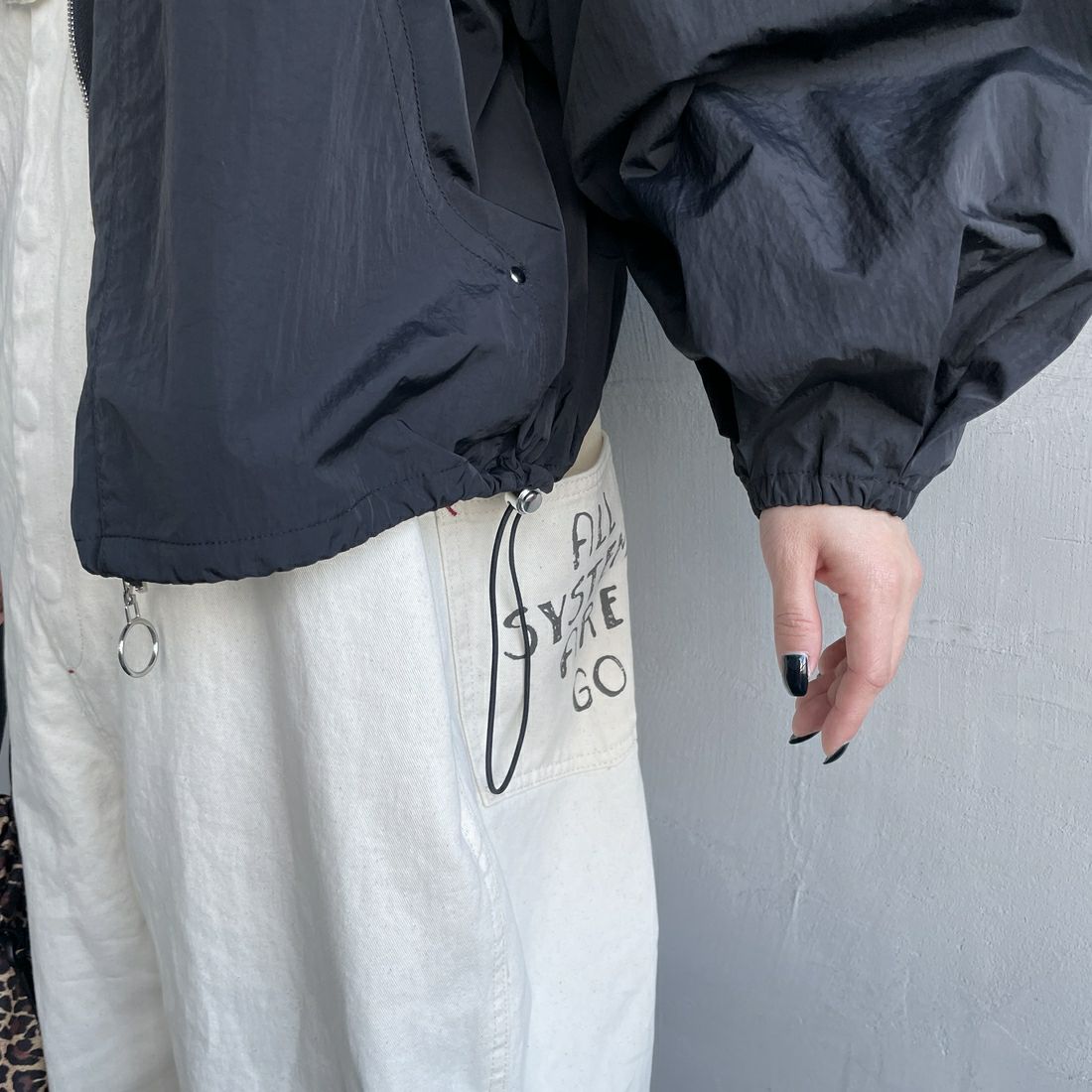nenom [ネノム] バルーンスリーブ ドローコード付きブルゾン [NE25112005] 09 BLACK &&モデル身長：150cm 着用サイズ：F&&