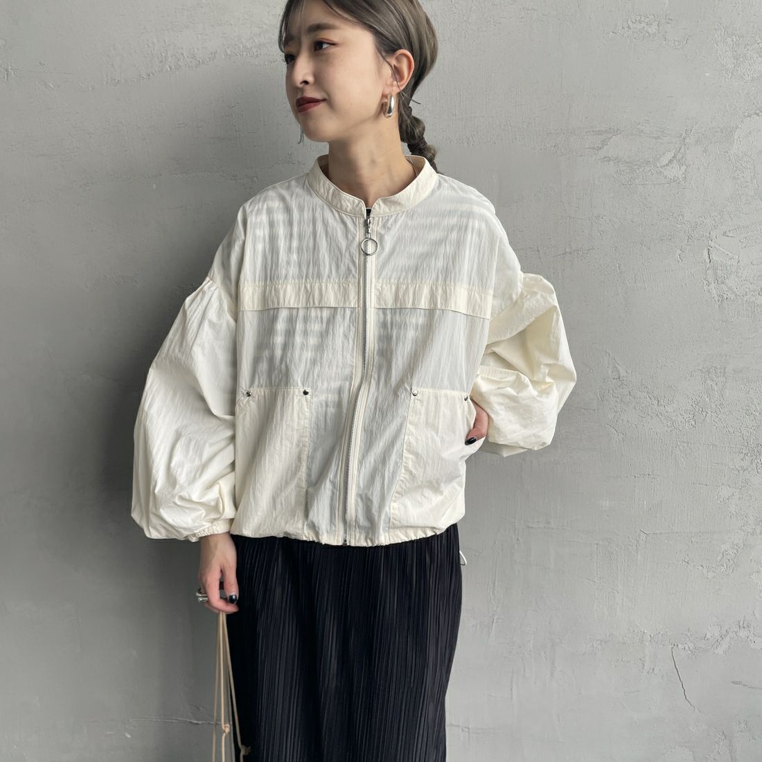 nenom [ネノム] バルーンスリーブ ドローコード付きブルゾン [NE25112005] 02 OFF &&モデル身長：150cm 着用サイズ：F&&
