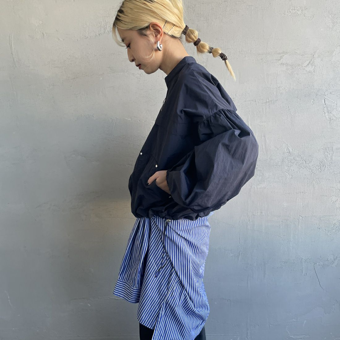 nenom [ネノム] バルーンスリーブ ドローコード付きブルゾン [NE25112005] 16 NAVY &&モデル身長：150cm 着用サイズ：F&&
