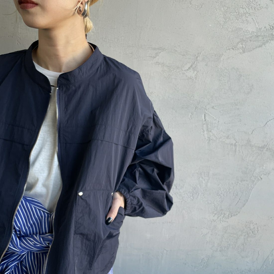 nenom [ネノム] バルーンスリーブ ドローコード付きブルゾン [NE25112005] 16 NAVY &&モデル身長：150cm 着用サイズ：F&&