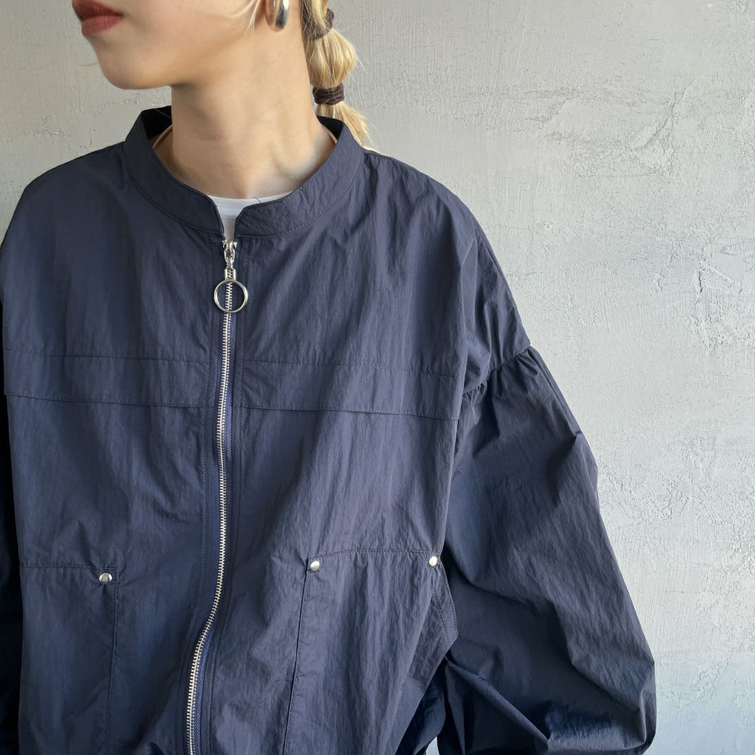 nenom [ネノム] バルーンスリーブ ドローコード付きブルゾン [NE25112005] 16 NAVY &&モデル身長：150cm 着用サイズ：F&&