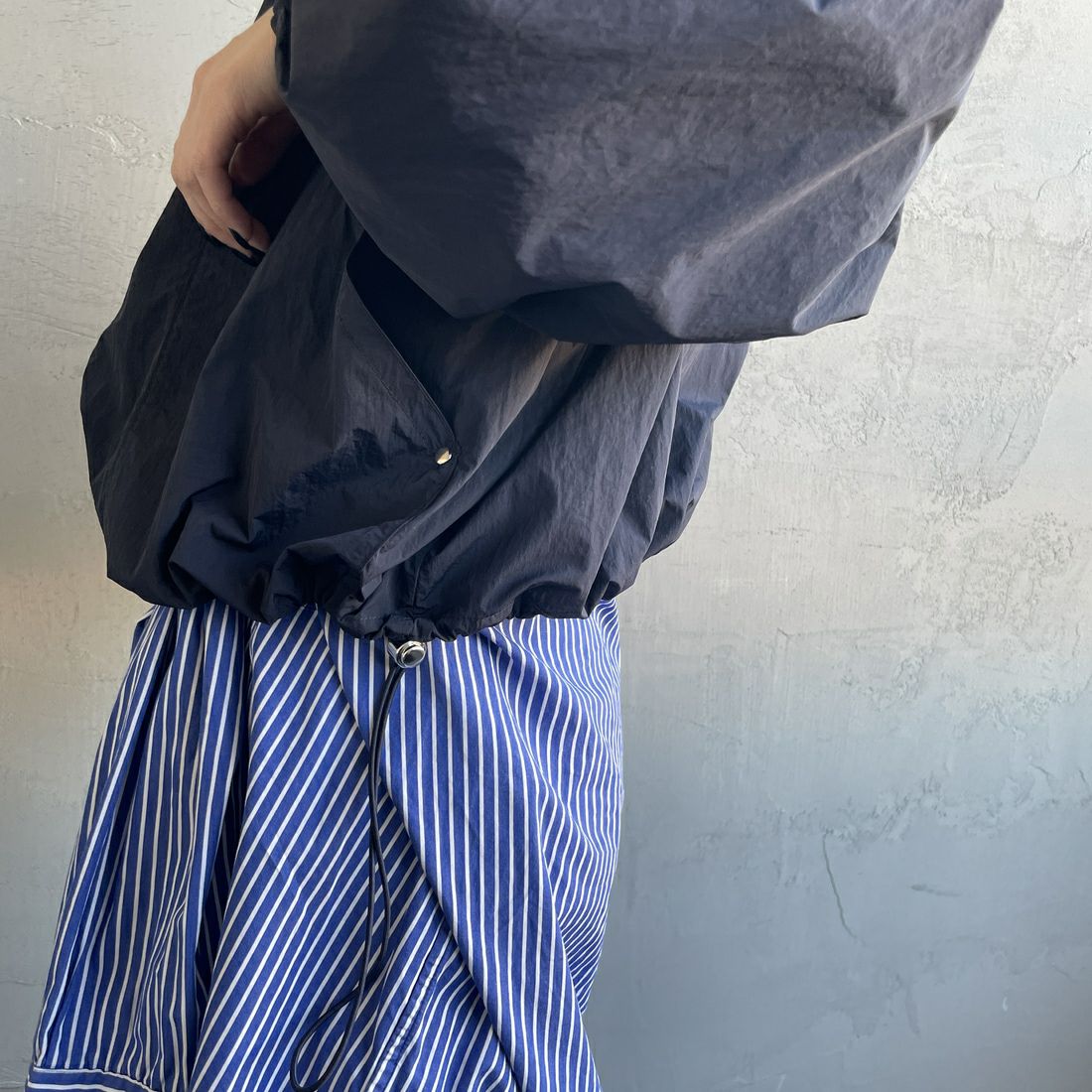 nenom [ネノム] バルーンスリーブ ドローコード付きブルゾン [NE25112005] 16 NAVY &&モデル身長：150cm 着用サイズ：F&&