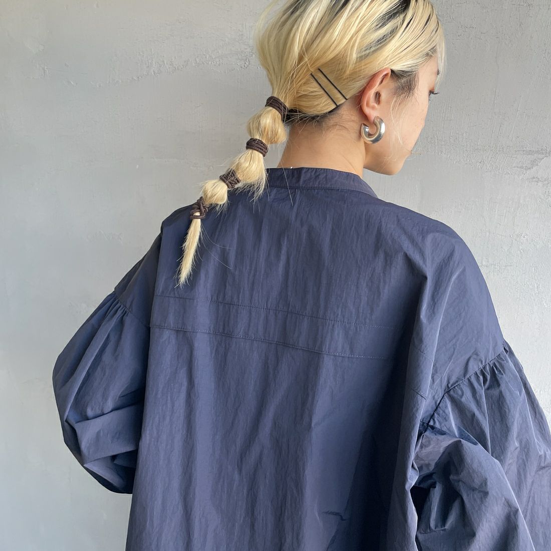 nenom [ネノム] バルーンスリーブ ドローコード付きブルゾン [NE25112005] 16 NAVY &&モデル身長：150cm 着用サイズ：F&&