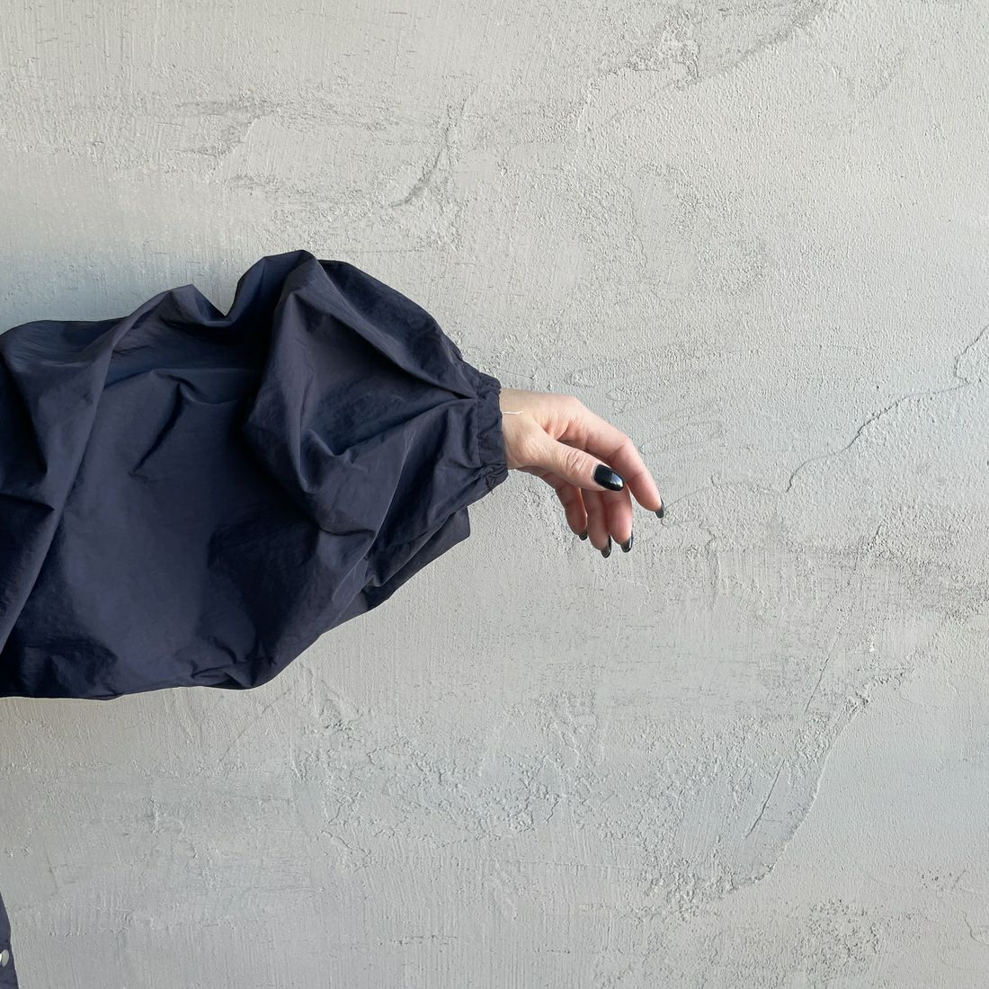 nenom [ネノム] バルーンスリーブ ドローコード付きブルゾン [NE25112005] 16 NAVY &&モデル身長：150cm 着用サイズ：F&&