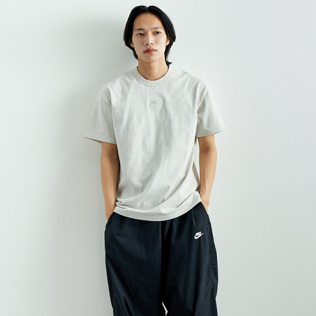 NIKE [ナイキ] プレミアム エッセンシャル Tシャツ [DO7393] 074 LIGHT &&モデル身長：179cm 着用サイズ：M&&