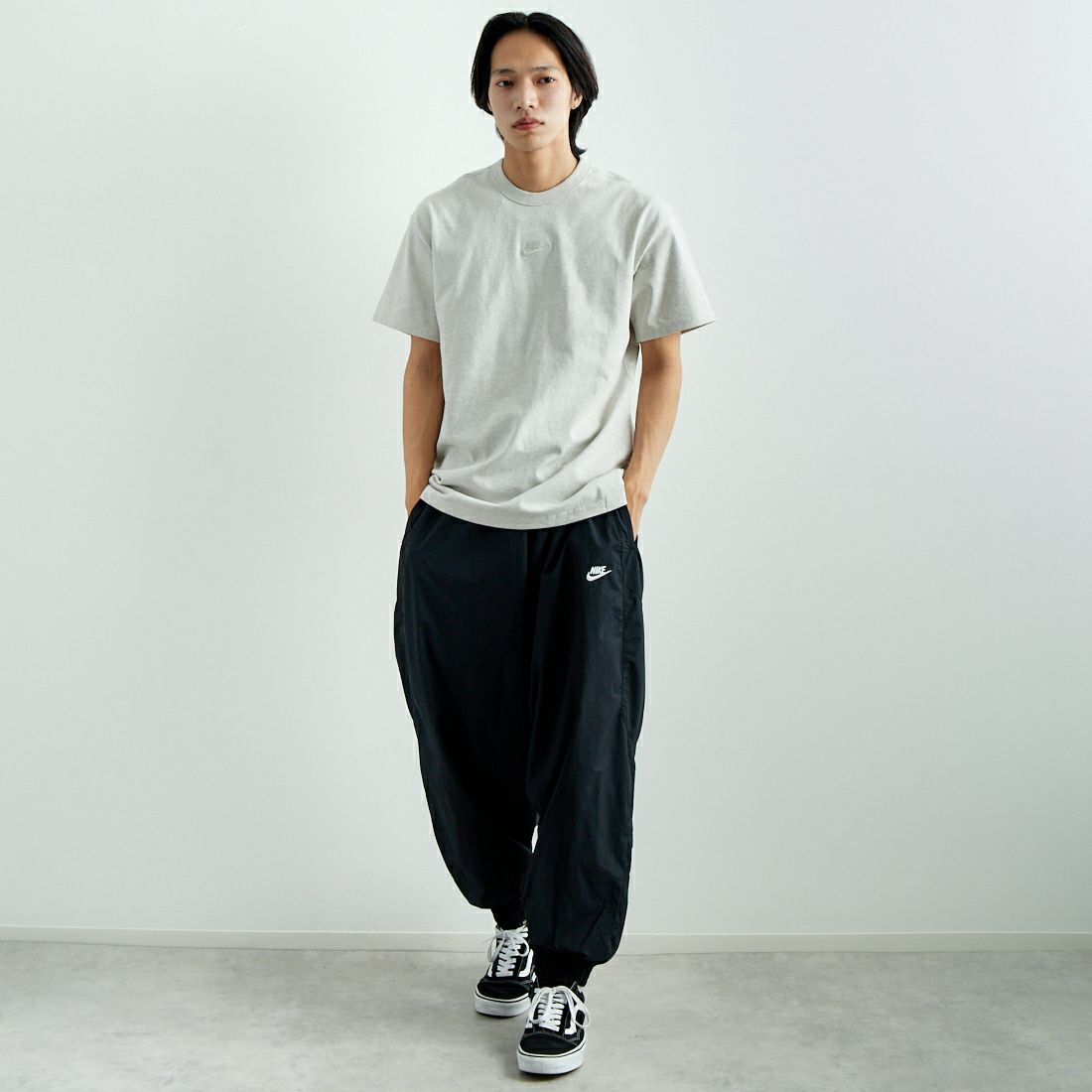NIKE [ナイキ] プレミアム エッセンシャル Tシャツ [DO7393] 074 LIGHT &&モデル身長：179cm 着用サイズ：M&&