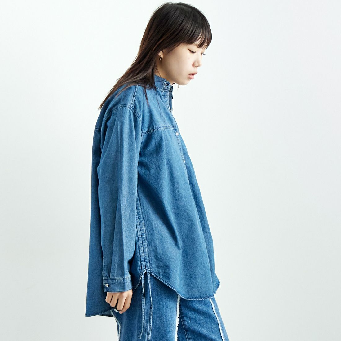 SOMETHING [サムシング] サイドギャザーデニムシャツ [ST243] 93 M.BLUE &&モデル身長：167cm 着用サイズ：M&&