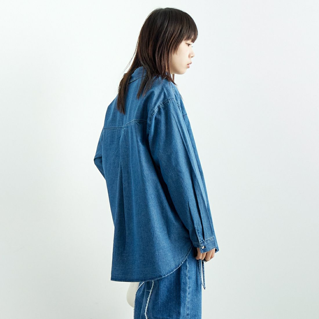SOMETHING [サムシング] サイドギャザーデニムシャツ [ST243] 93 M.BLUE &&モデル身長：167cm 着用サイズ：M&&