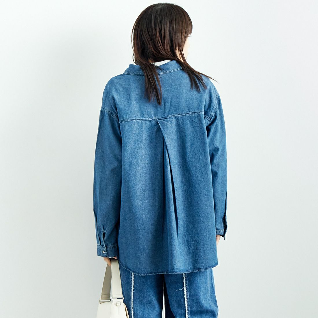 SOMETHING [サムシング] サイドギャザーデニムシャツ [ST243] 93 M.BLUE &&モデル身長：167cm 着用サイズ：M&&