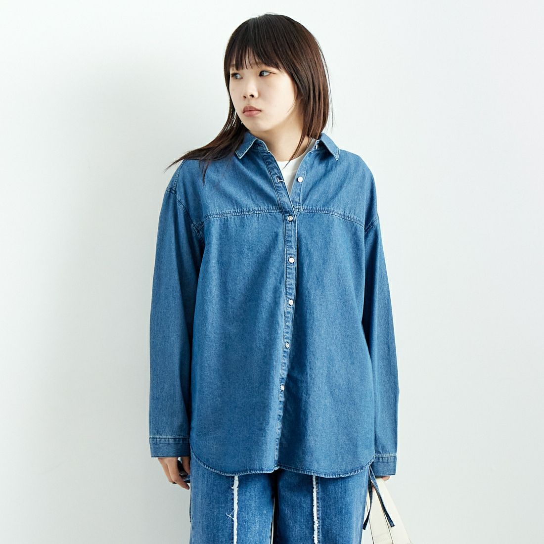 SOMETHING [サムシング] サイドギャザーデニムシャツ [ST243] 93 M.BLUE &&モデル身長：167cm 着用サイズ：M&&
