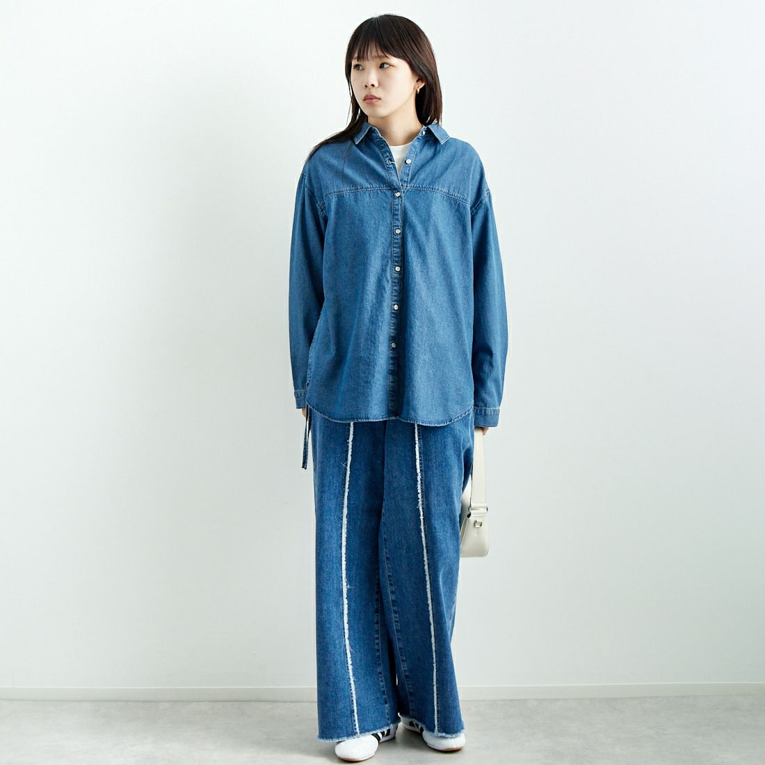 SOMETHING [サムシング] サイドギャザーデニムシャツ [ST243] 93 M.BLUE &&モデル身長：167cm 着用サイズ：M&&