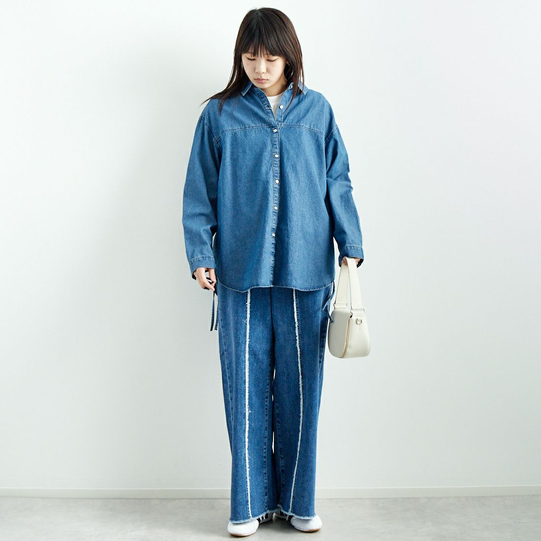 SOMETHING [サムシング] サイドギャザーデニムシャツ [ST243] 93 M.BLUE &&モデル身長：167cm 着用サイズ：M&&