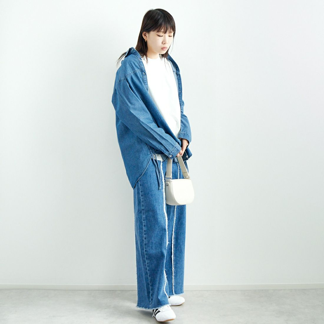 SOMETHING [サムシング] サイドギャザーデニムシャツ [ST243] 93 M.BLUE &&モデル身長：167cm 着用サイズ：M&&
