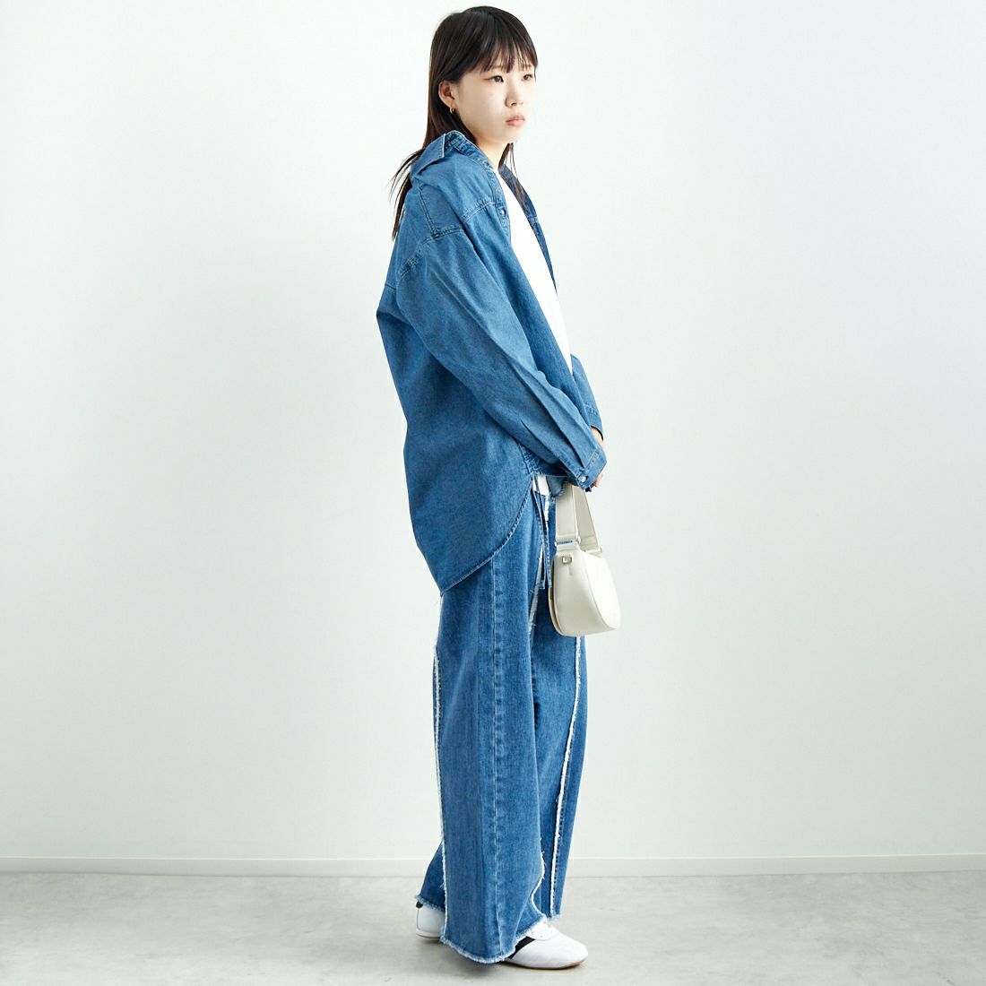 SOMETHING [サムシング] サイドギャザーデニムシャツ [ST243] 93 M.BLUE &&モデル身長：167cm 着用サイズ：M&&