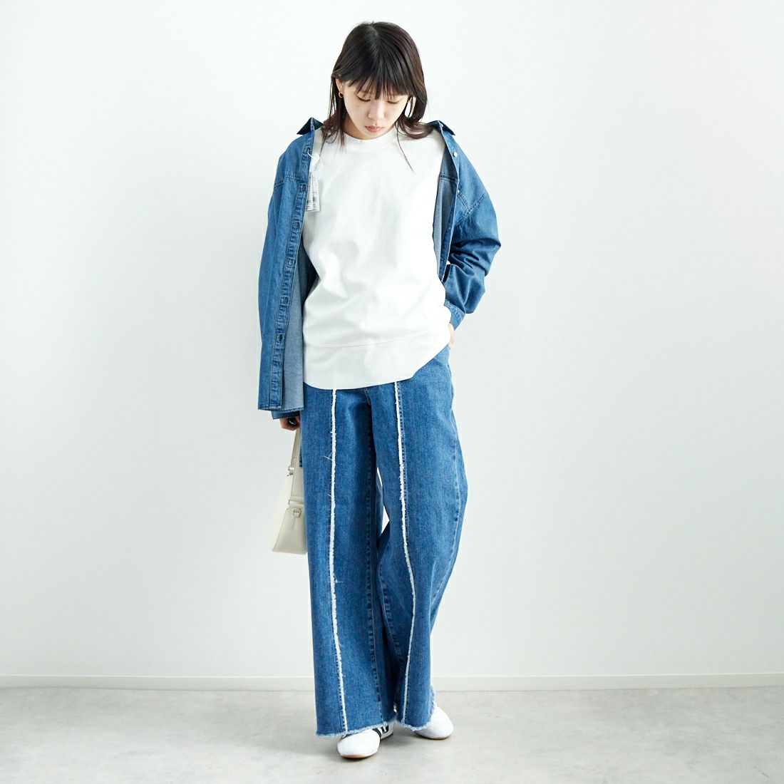 SOMETHING [サムシング] サイドギャザーデニムシャツ [ST243] 93 M.BLUE &&モデル身長：167cm 着用サイズ：M&&