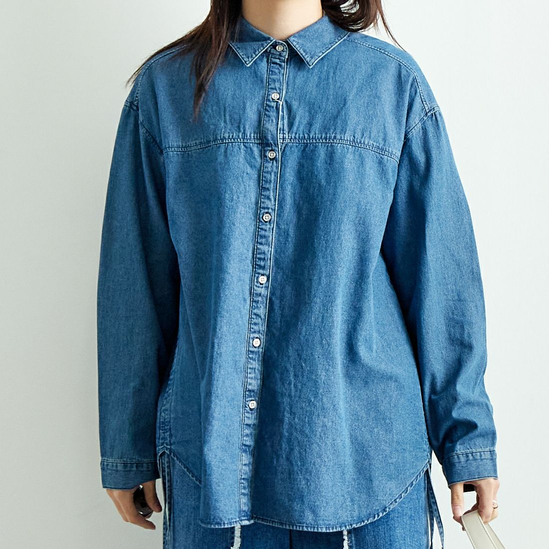 SOMETHING [サムシング] サイドギャザーデニムシャツ [ST243] 93 M.BLUE &&モデル身長：167cm 着用サイズ：M&&