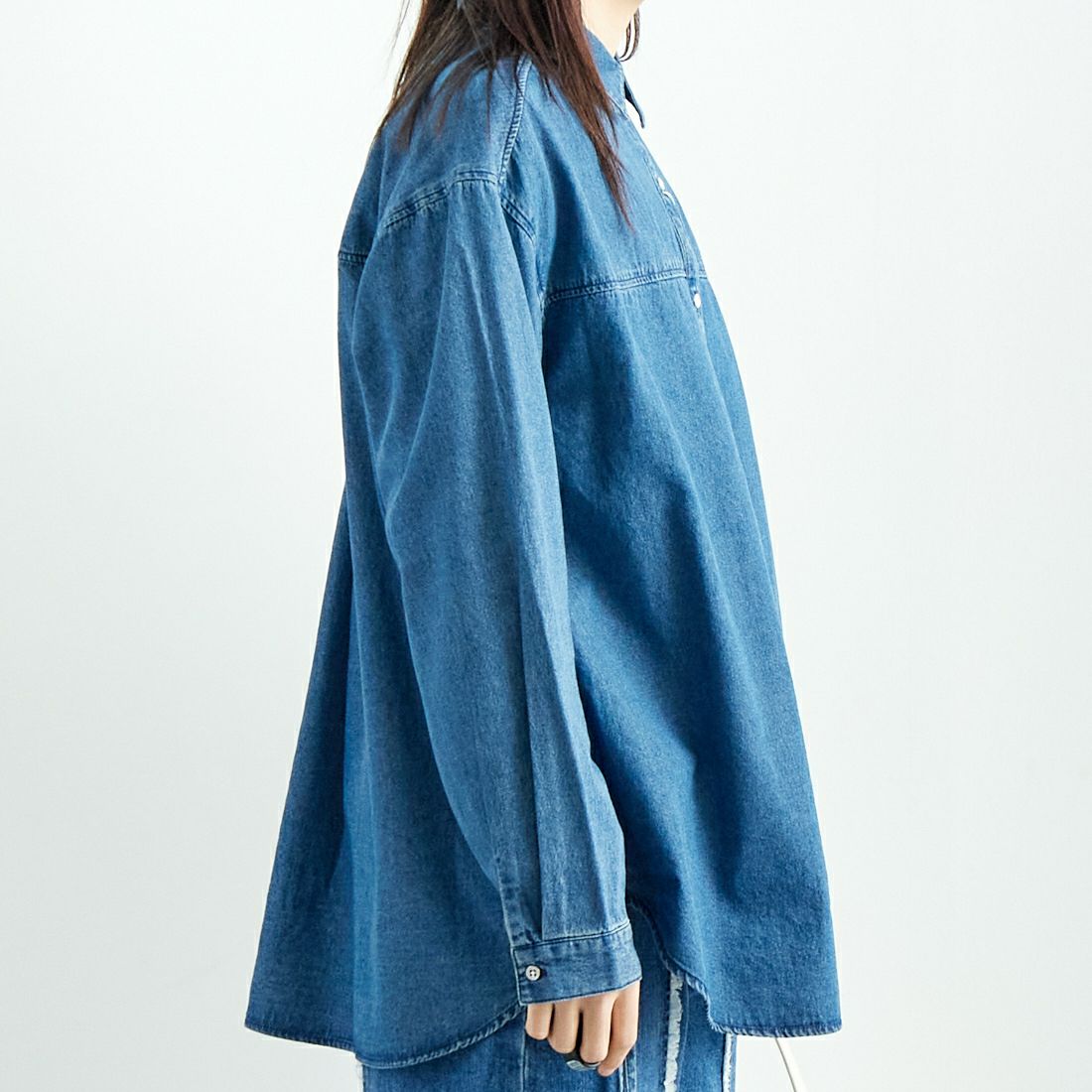 SOMETHING [サムシング] サイドギャザーデニムシャツ [ST243] 93 M.BLUE &&モデル身長：167cm 着用サイズ：M&&