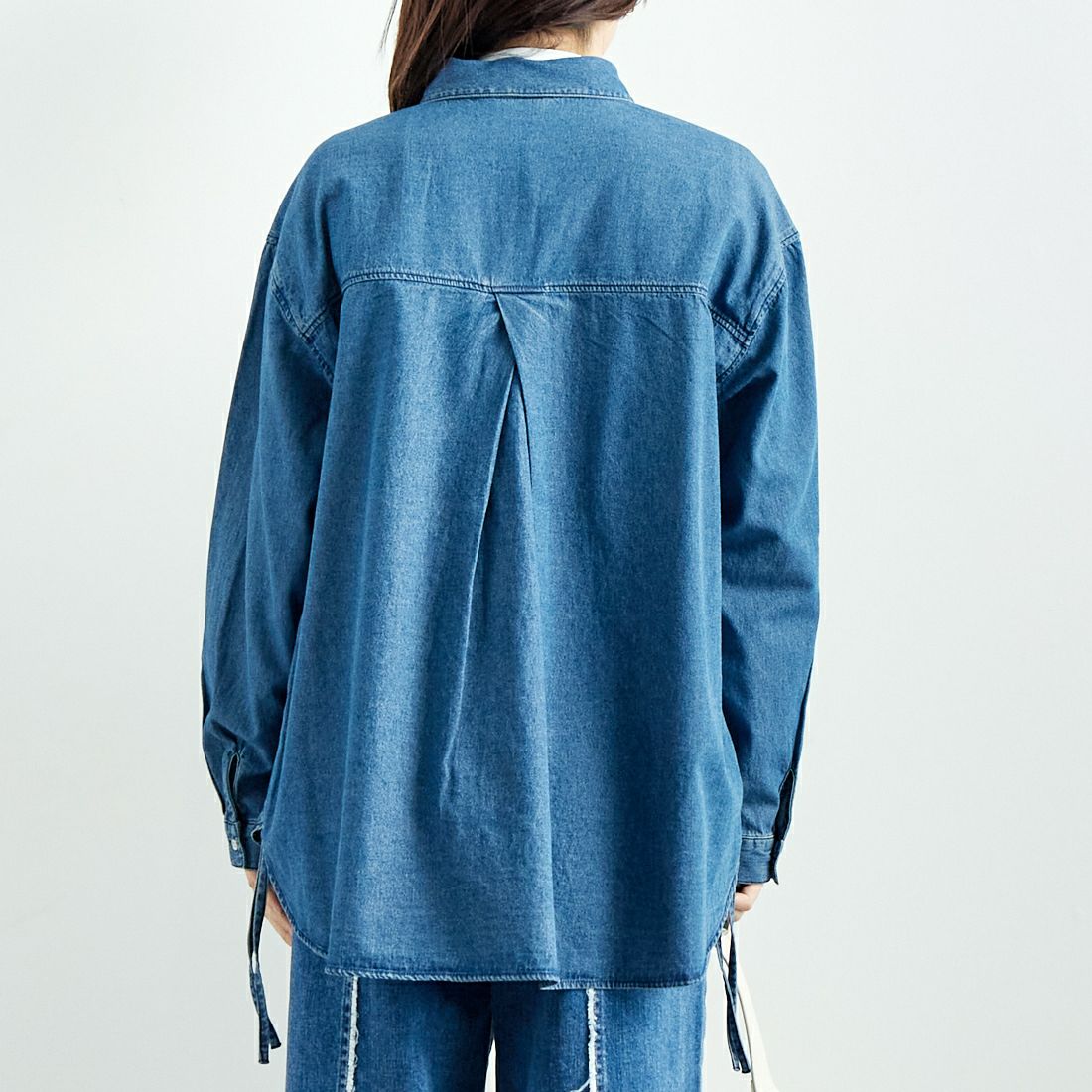 SOMETHING [サムシング] サイドギャザーデニムシャツ [ST243] 93 M.BLUE &&モデル身長：167cm 着用サイズ：M&&