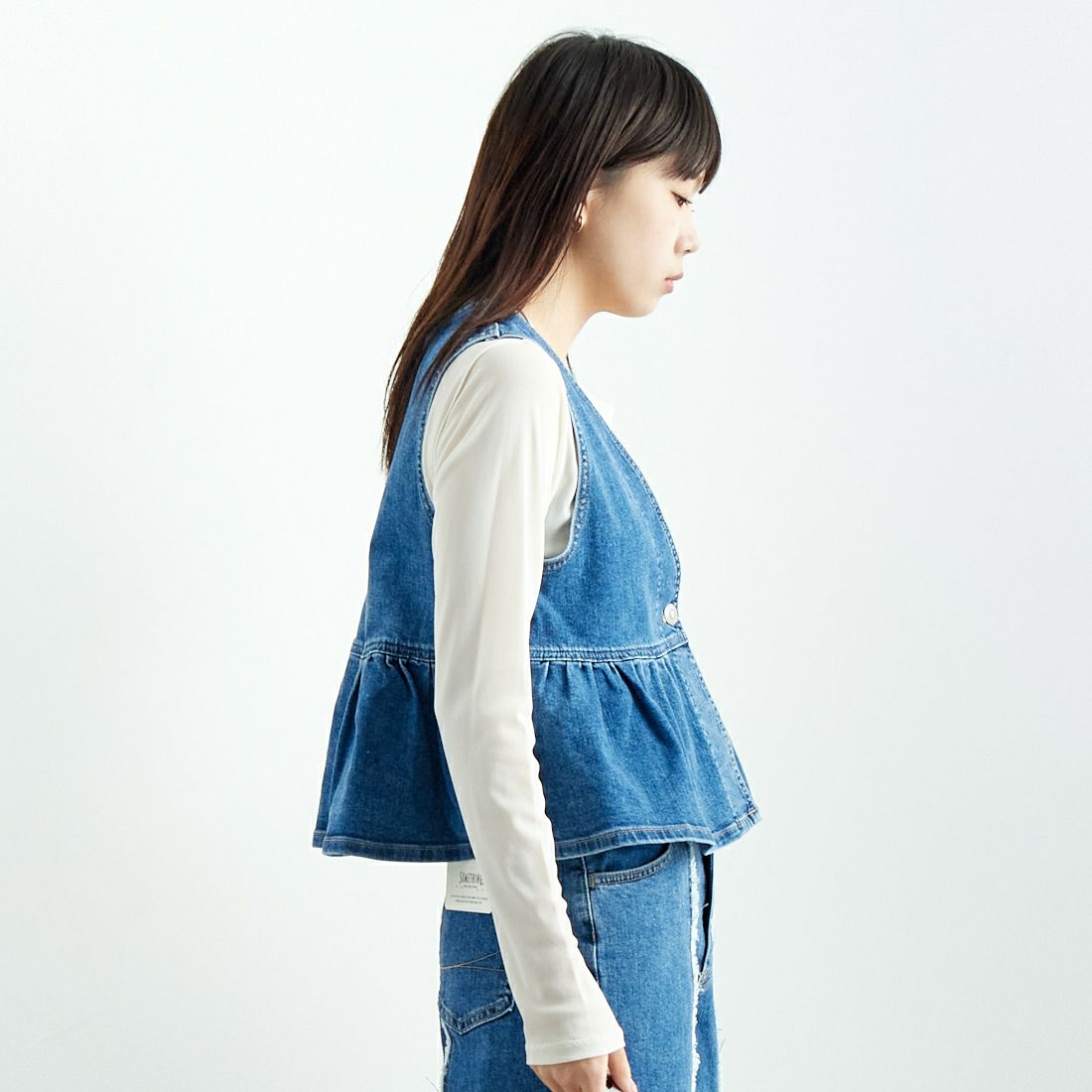 SOMETHING [サムシング] ペプラムデニムビスチェ [ST123] 98 L.BLUE &&モデル身長：167cm 着用サイズ：F&&