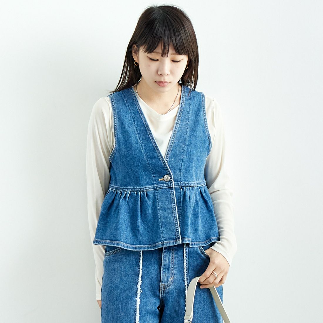 SOMETHING [サムシング] ペプラムデニムビスチェ [ST123] 98 L.BLUE &&モデル身長：167cm 着用サイズ：F&&