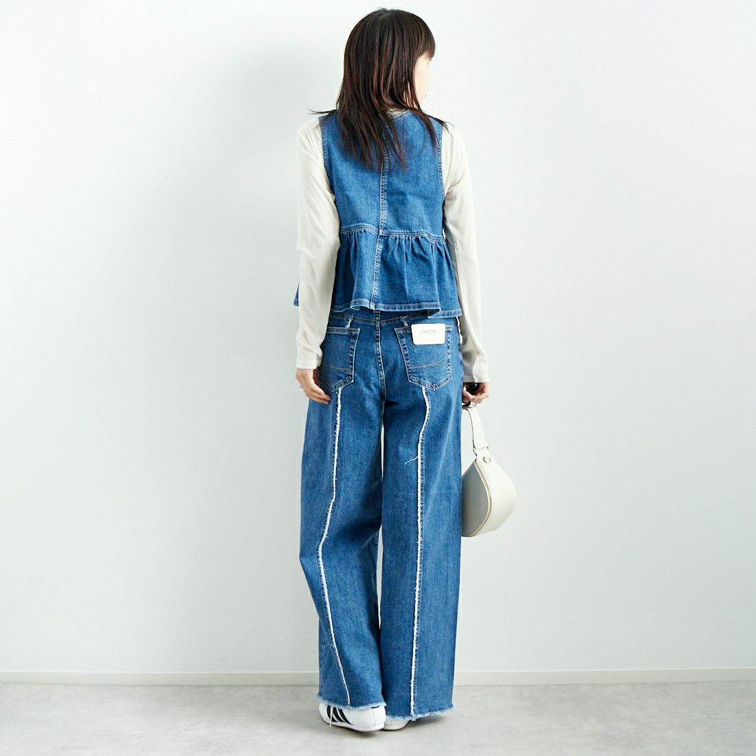 SOMETHING [サムシング] ペプラムデニムビスチェ [ST123] 98 L.BLUE &&モデル身長：167cm 着用サイズ：F&&