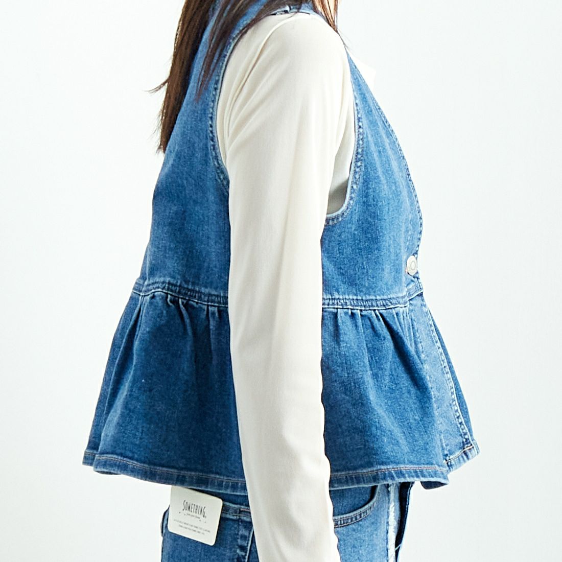 SOMETHING [サムシング] ペプラムデニムビスチェ [ST123] 98 L.BLUE &&モデル身長：167cm 着用サイズ：F&&