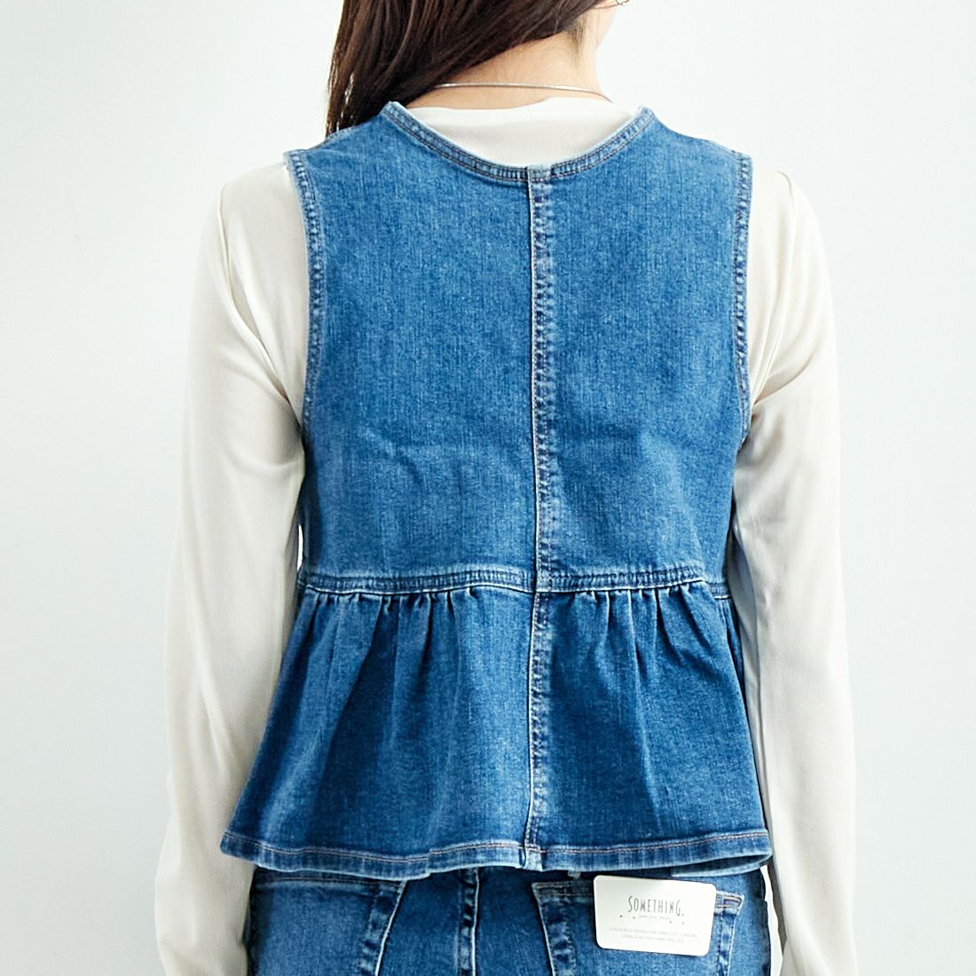 SOMETHING [サムシング] ペプラムデニムビスチェ [ST123] 98 L.BLUE &&モデル身長：167cm 着用サイズ：F&&