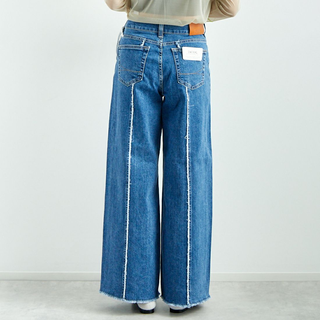 SOMETHING [サムシング] LISAフリンジワイドデニムパンツ [SEA581] 98 L.BLUE &&モデル身長：167cm 着用サイズ：M&&