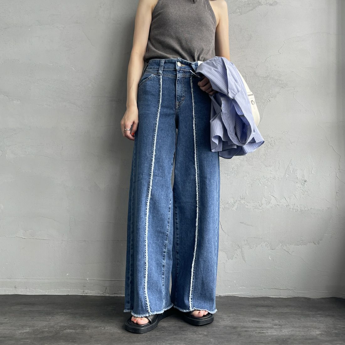 SOMETHING [サムシング] LISAフリンジワイドデニムパンツ [SEA581] 98 L.BLUE &&モデル身長：160cm 着用サイズ：S&&